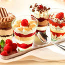 Jak zrobić owocowy deser z bitą śmietaną?