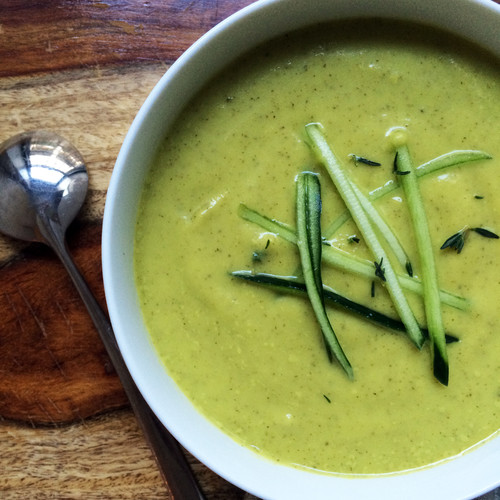 Kremowa zupa z cukinii z fetą – jak ją przyrządzić?