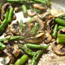 Jak przyrządzić szparagi z grzybami i cytryną?