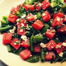 Zaskakująca sałatka z arbuzem i fetą – jak ją przygotować?