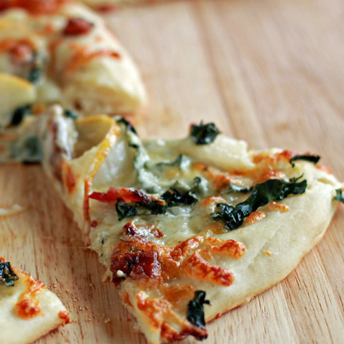 Jak zrobić oryginalną pizzę z mozzarellą i gruszkami?