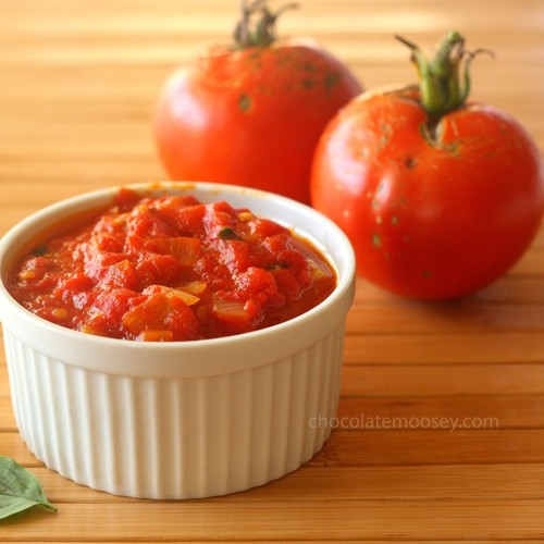 Jak zrobić aromatyczny sos pomidorowy z bazylią?