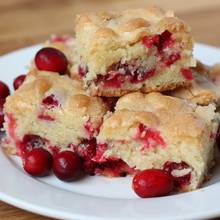 Jak upiec pyszne ciasto z żurawiną i kruszonką?