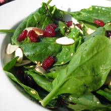 Jak przygotować sałatkę z żurawiną i szpinakiem?