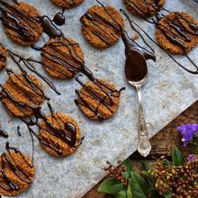 Smaczne ciastka czekoladowe z polewą – jak je przyrządzić?