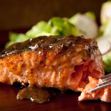 Smaczna marynata do łososia z grilla – jak ją przyrządzić?