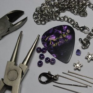 Zawieszka z kostki do gitary – krok szósty