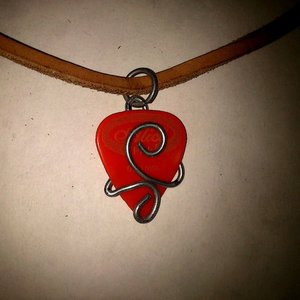 Zawieszka z kostki do gitary – krok siódmy