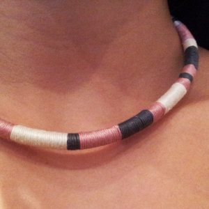 Naszyjnik ze sznurka i muliny – krok szósty