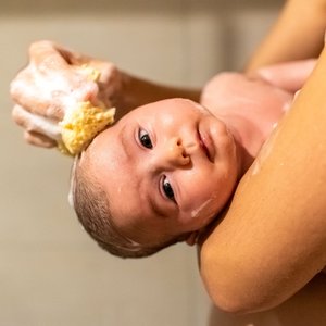 Co zapewnia delikatną pielęgnację wrażliwej skóry?
